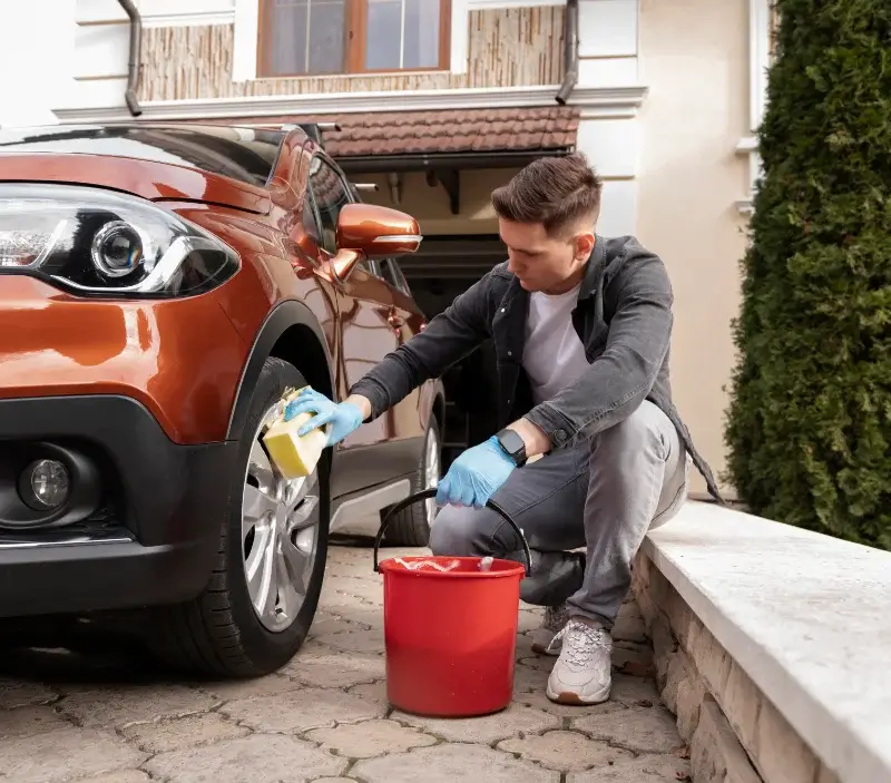 Lavage auto à domicile Faverolles : professionnel intervenant sur un véhicule